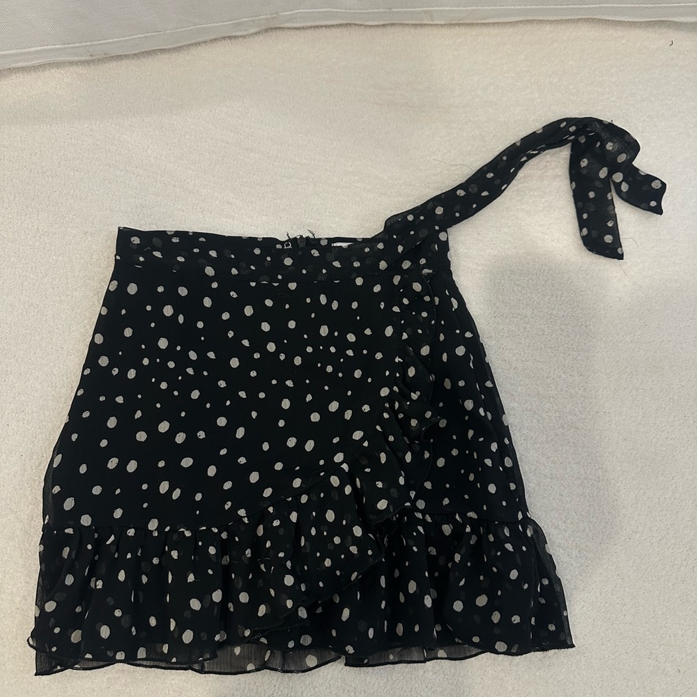 Cute black mini skirt!